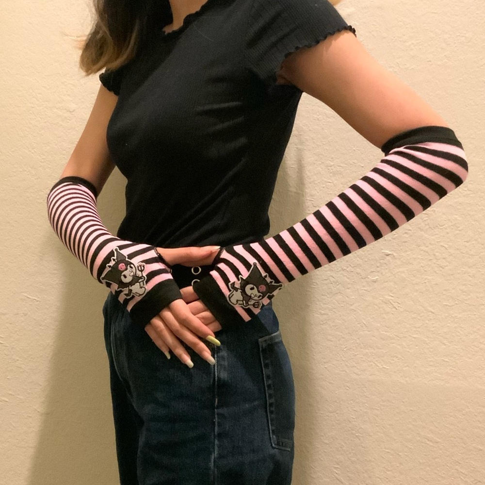 Kuromi Adorned Fingerless Striped Gloves - Picture 2 of 2